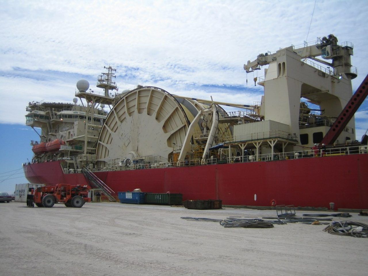 Offshore pipelay vessel at a spoolbase quay